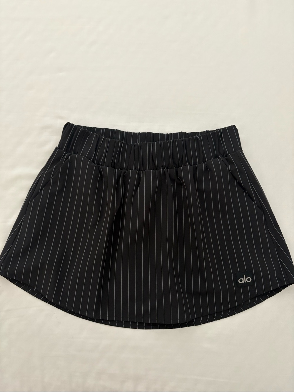 ALO Yoga Black daylight pintripe skirt size Small like a new